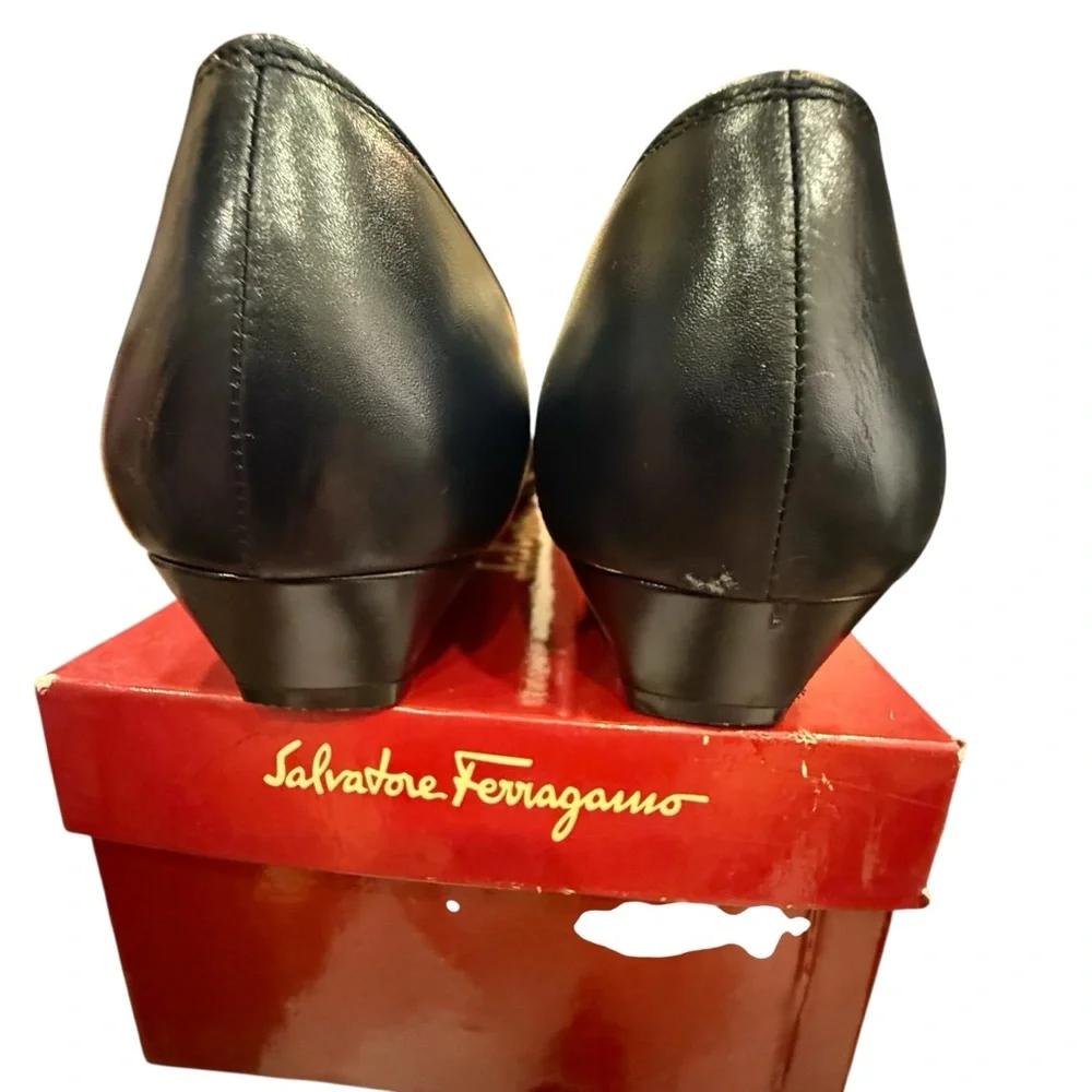 Vintage Salvatore Ferragamo Black Leather Women's Flats sz 7.5 AAAA